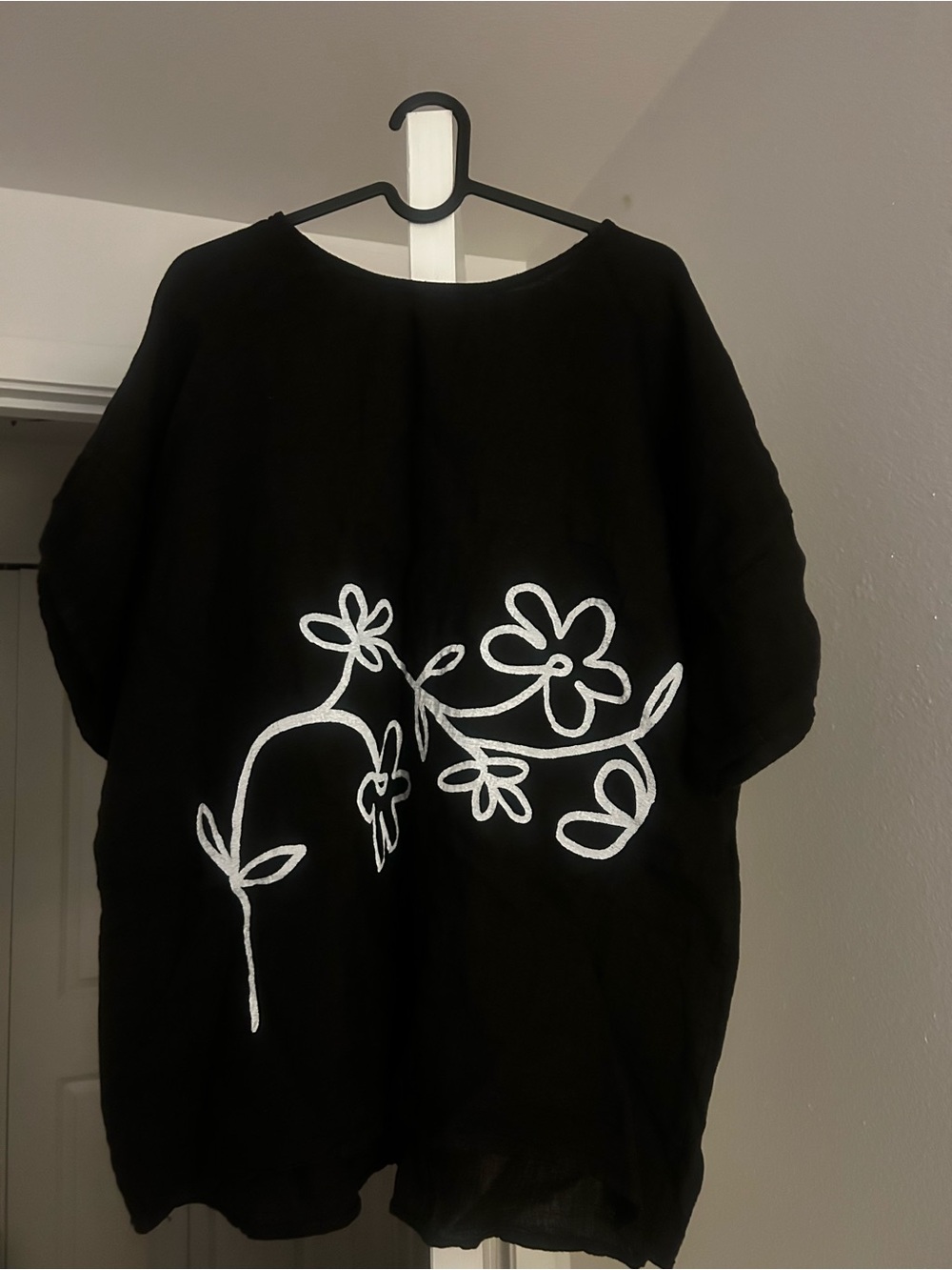 Made in Italy, 100% linen Black Floral Embroidered Relaxed Top for Women - Picture 2 of 6